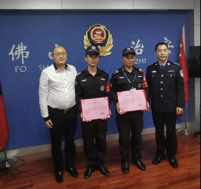 夏總與頒獎(jiǎng)民警以及獲獎(jiǎng)隊(duì)員合照